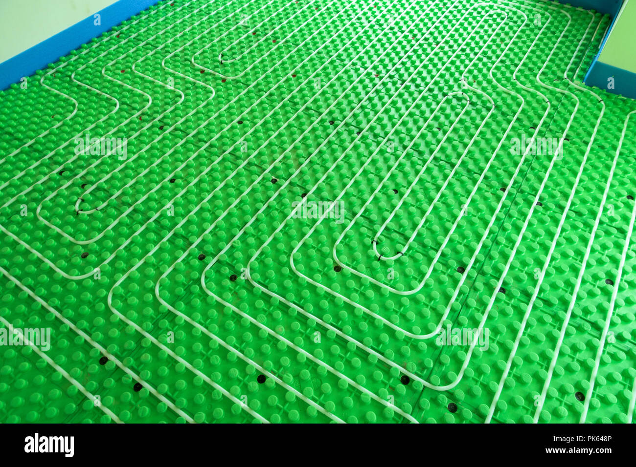 Verde di sistema di riscaldamento a pavimento - impianto idrostatico con tubi Foto Stock