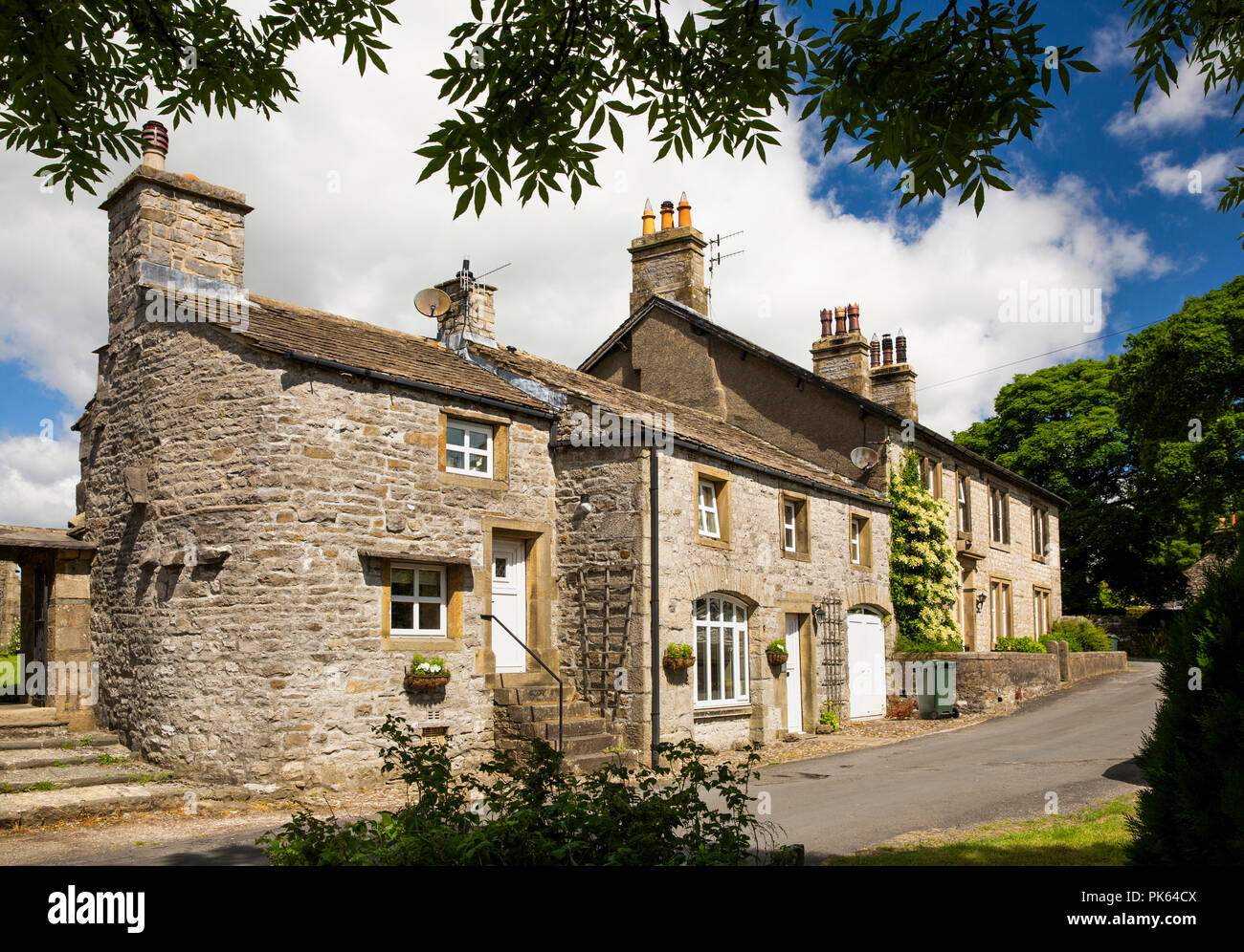 Regno Unito, Yorkshire, Horton in Ribblesdale, casa con parete curva accanto alla chiesa lychgate Foto Stock