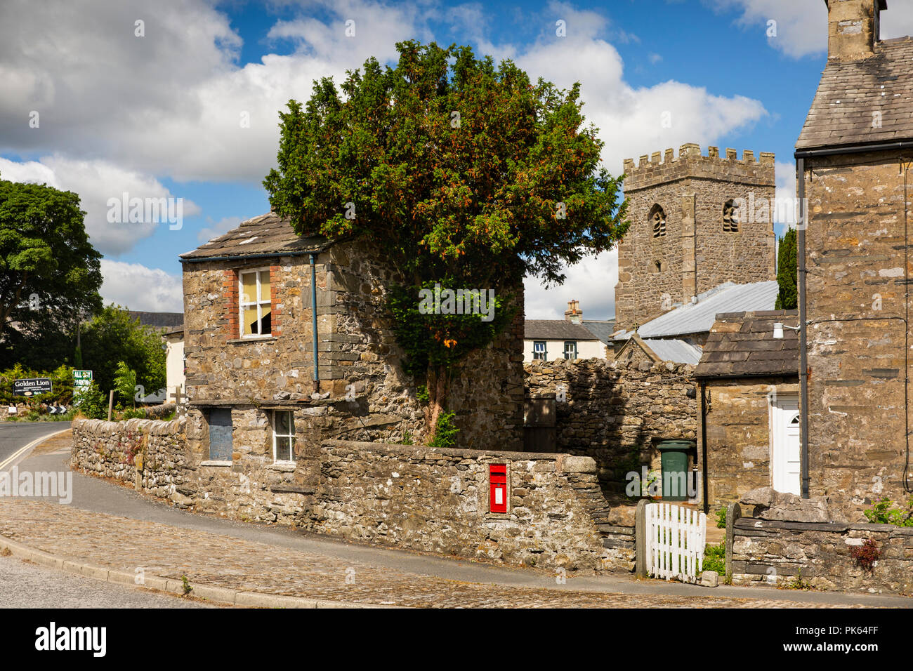 Regno Unito, Yorkshire, Horton in Ribblesdale, molto piccole di casa a bordo della St Oswald il sagrato della chiesa Foto Stock
