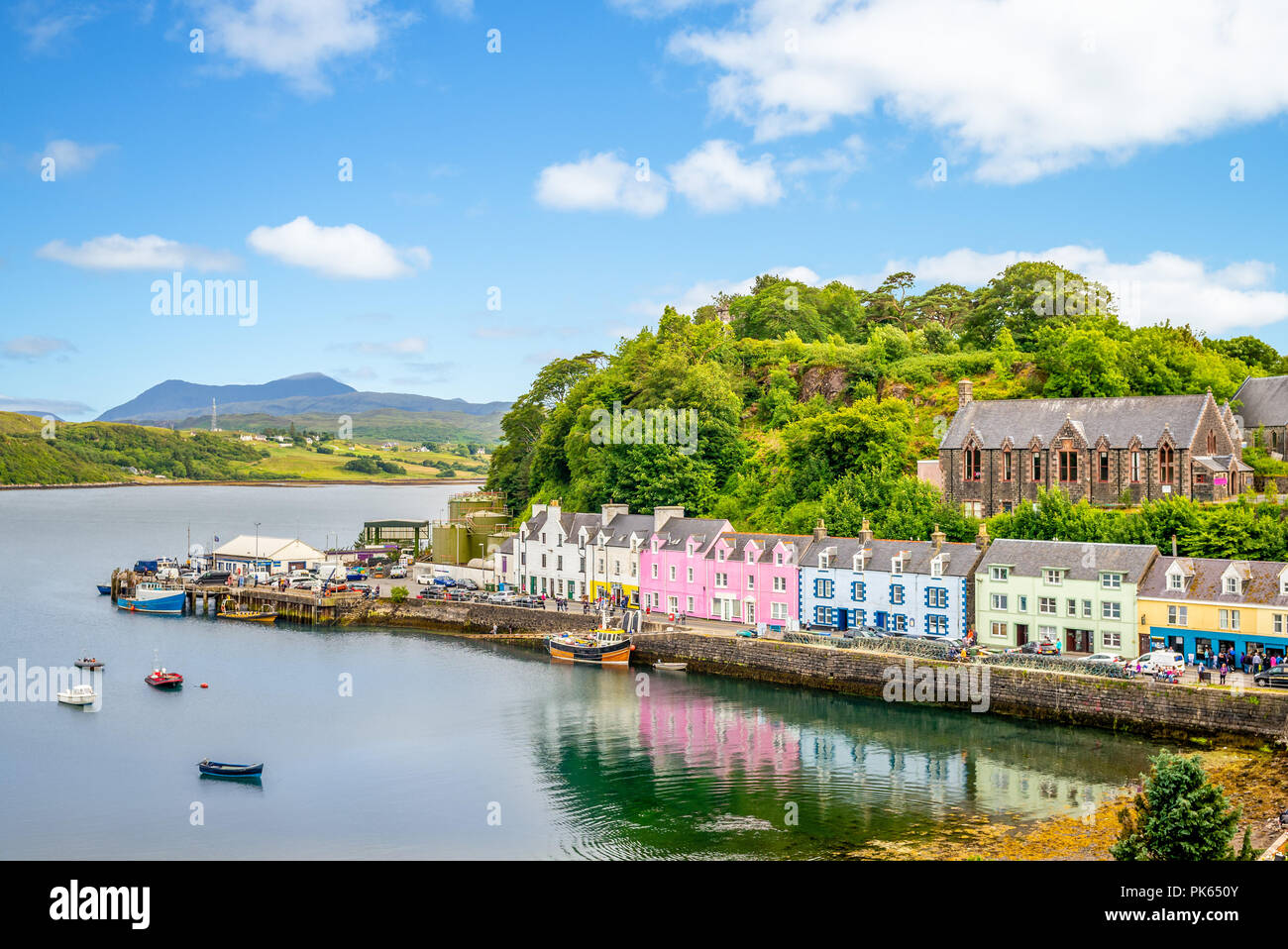 Paesaggio del porto di Portree in Scozia, Regno Unito Foto Stock