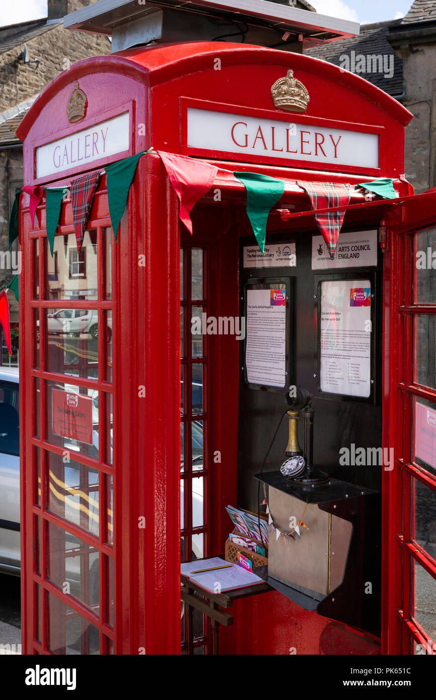 Regno Unito, Yorkshire, Settle, duca St, Galleria con audio sul vecchio candelabro telefono, nel vecchio rosso K6 casella telefono Foto Stock