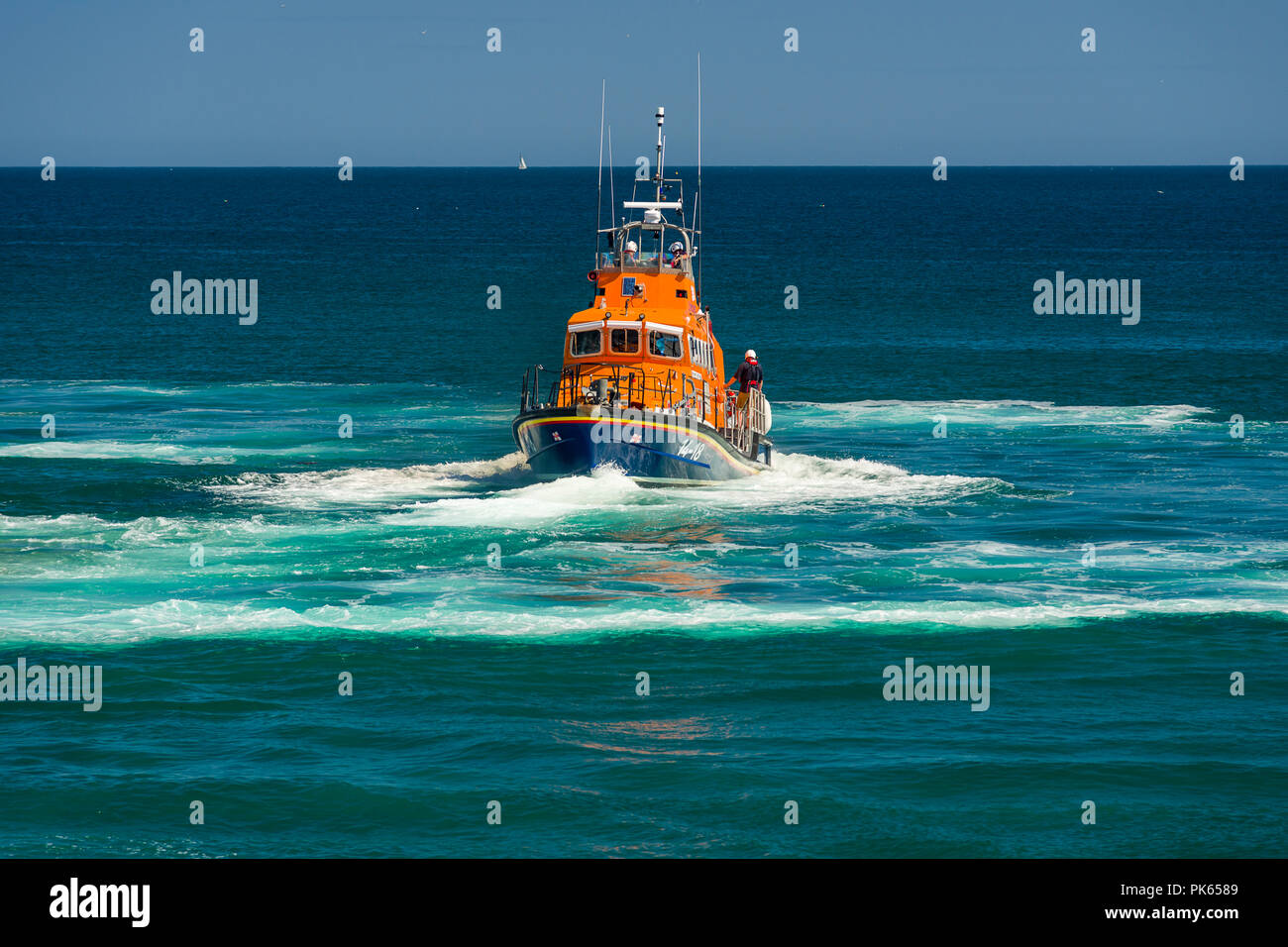 RNLI dimostrazione dal vivo, Charlestown, Cornwall, Regno Unito, 22/07/2018. La St Austell Coastgaurd RNLI ed eseguire una dimostrazione dal vivo di un emegerncy casusa Foto Stock