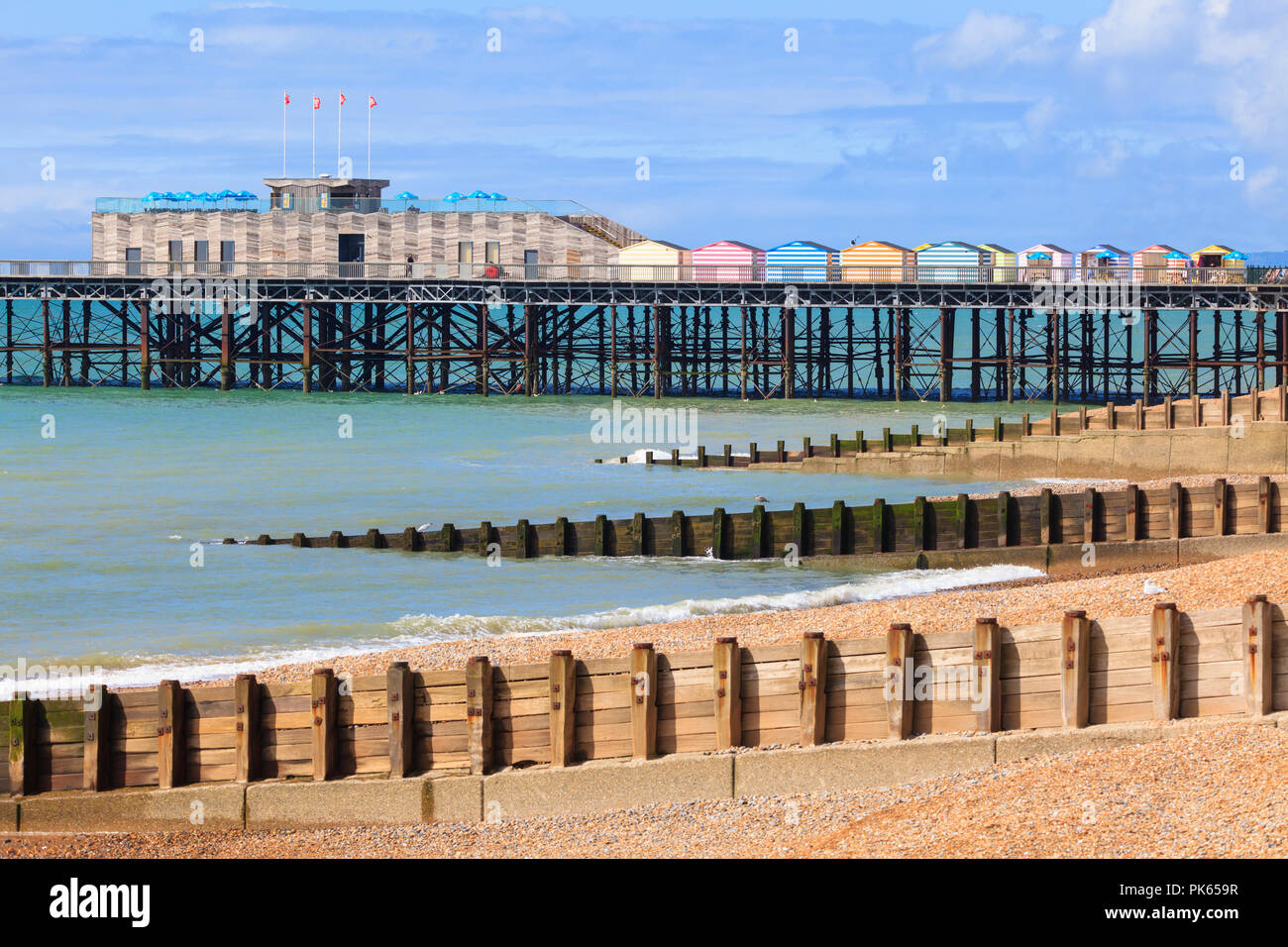 Hastings pier e spiaggia 2018, east sussex, Regno Unito Foto Stock