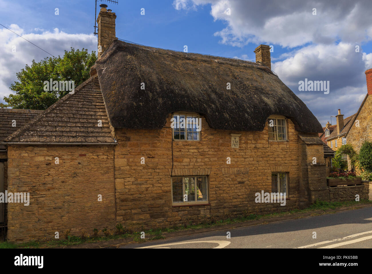 Cottage con tetto in paglia in Little Compton Foto Stock