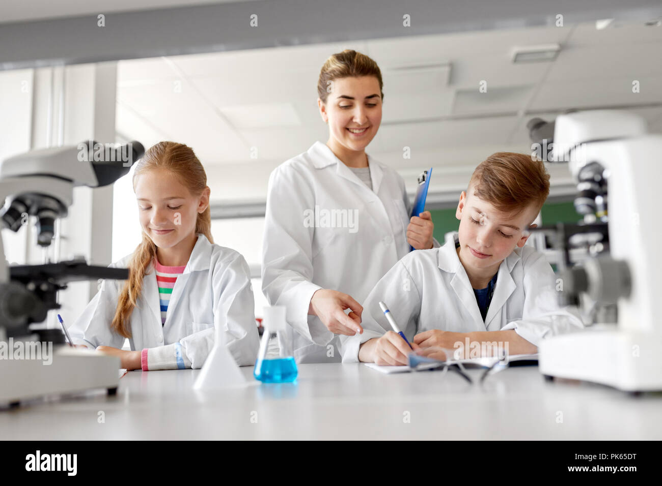 Insegnanti e studenti di chimica presso la scuola Foto Stock