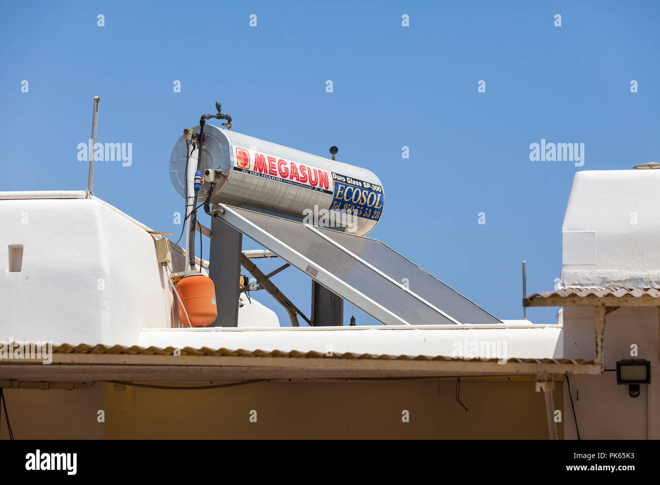 Riscaldamento di acqua solare sistema sulla parte superiore di un tetto piatto villa, almeria, Spagna Foto Stock