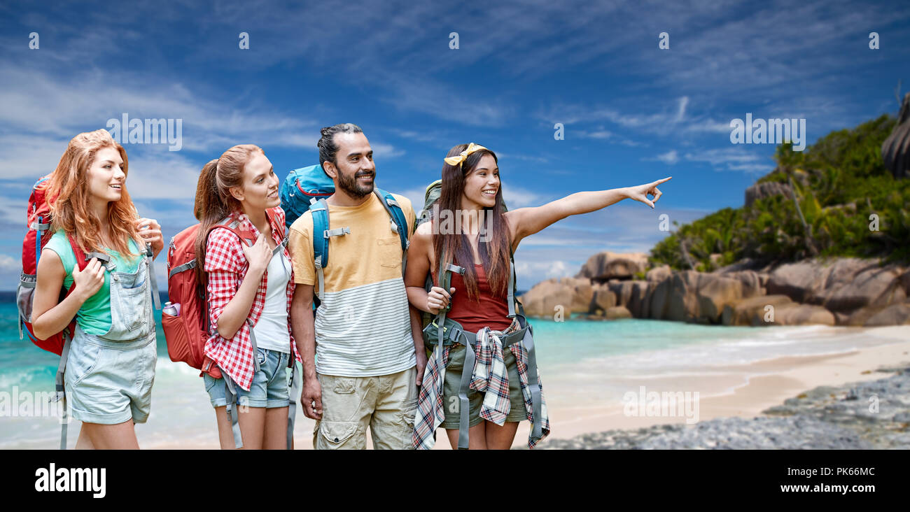 Amici con zaini su Seychelles spiaggia Foto Stock