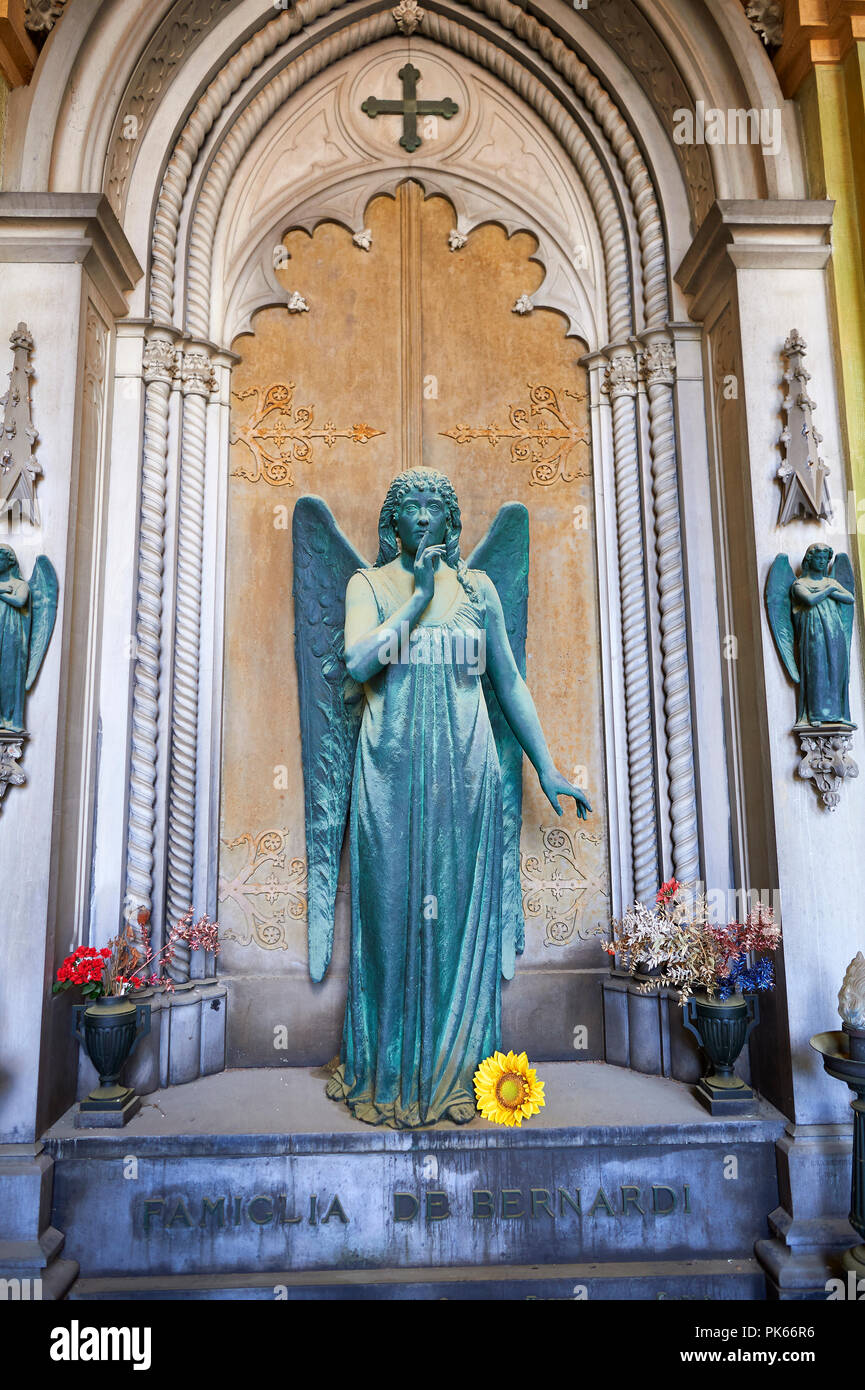 Foto di un bronzo angelo scolpito, monumental De Bernardi tomba, Staglieno Cimitero Monumentale, Genova, Italia Foto Stock