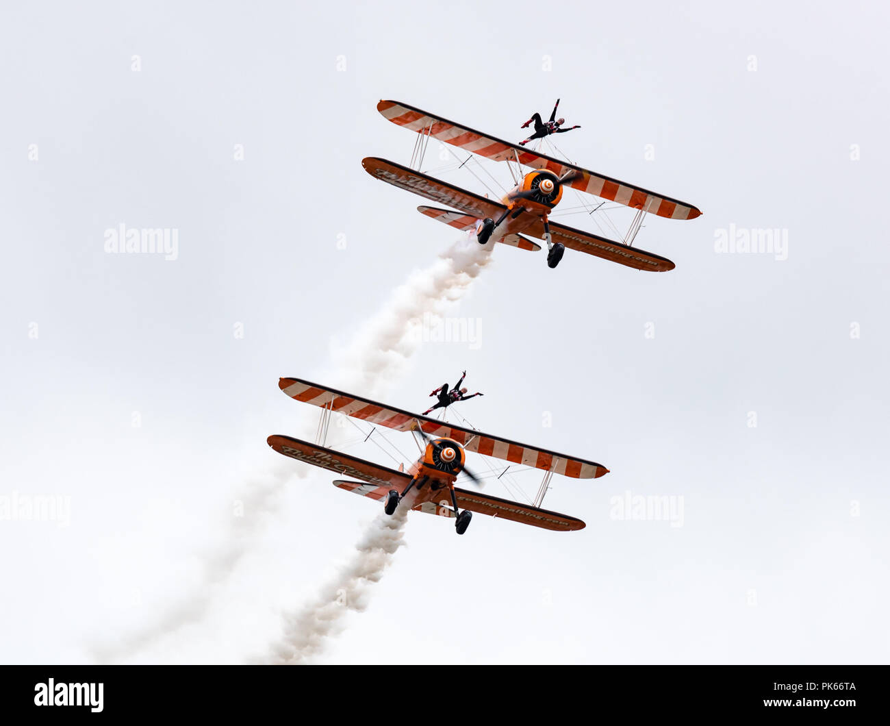 Ala AeroSuperBatics walkers dal Flying Circus povero a un angolo di precaria in cima al Boeing Stearman biplani Foto Stock