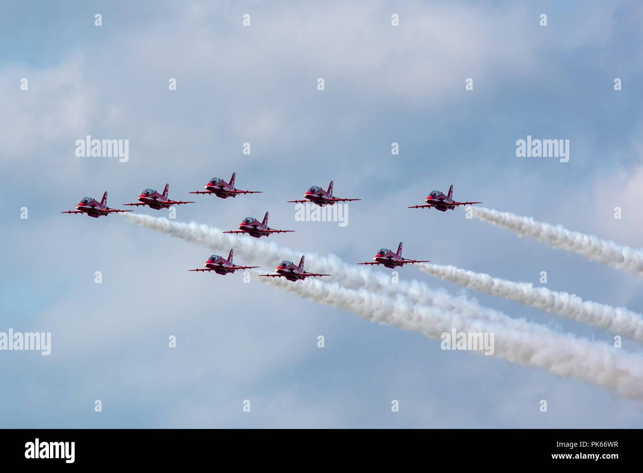 Nove RAF frecce rosse aviogetti Hawk volare in formazione Foto Stock