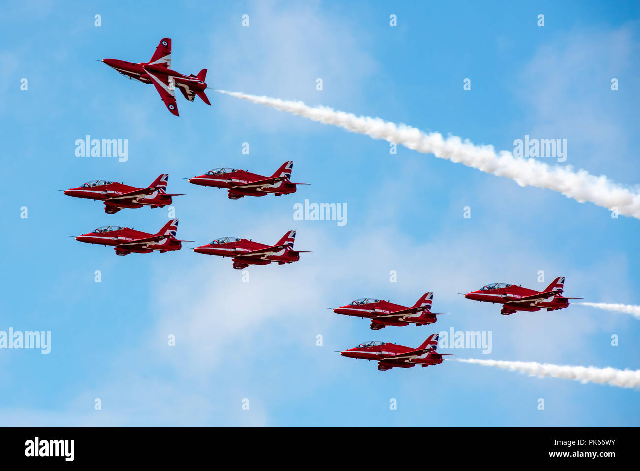 Un RAF frecce rosse jet Hawk si rompe la formazione e rotoli al di sopra dei suoi compagni di squadra durante una manovra di visualizzazione Foto Stock