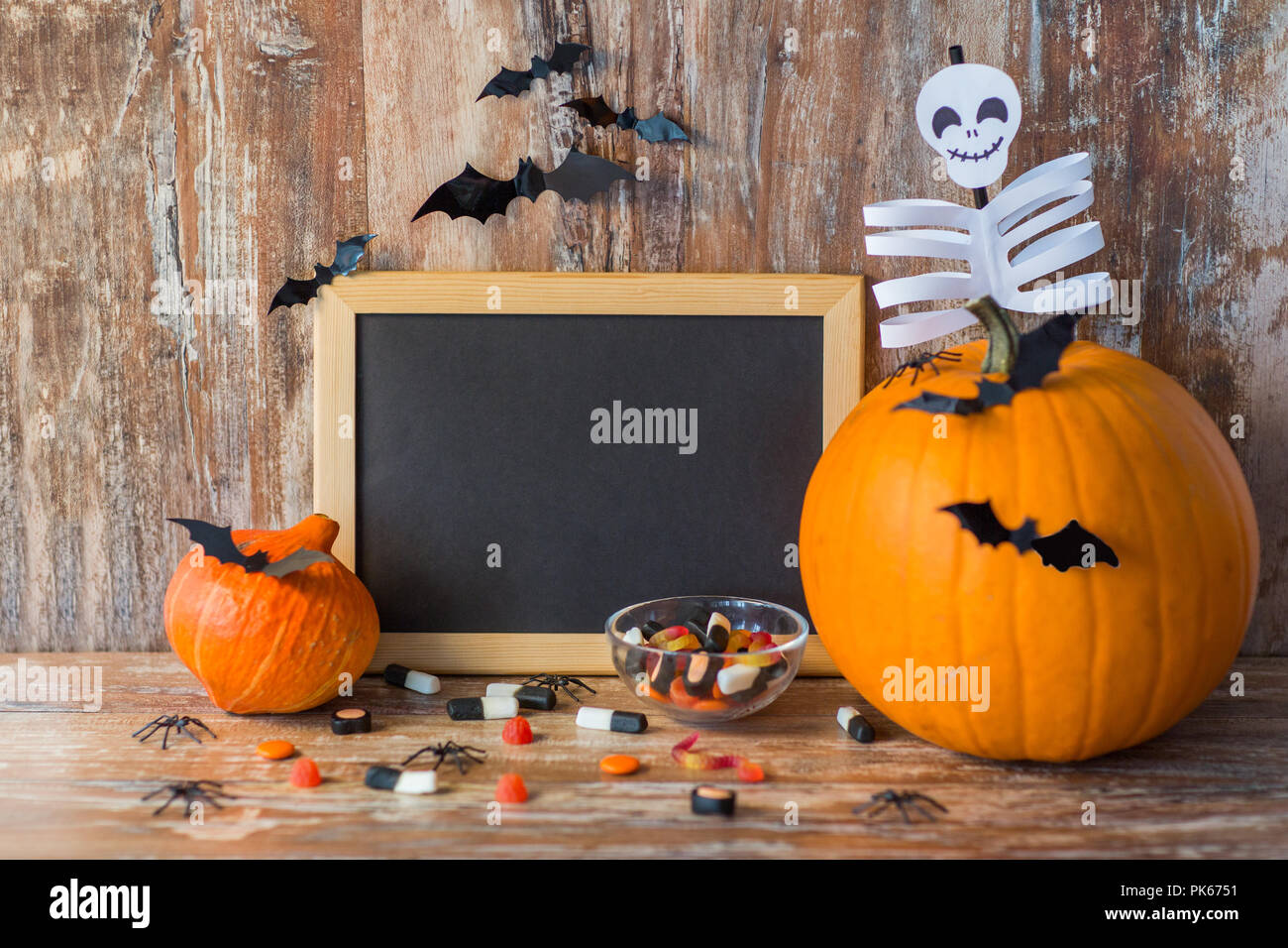Lavagna vuota e decorazioni di halloween Foto Stock