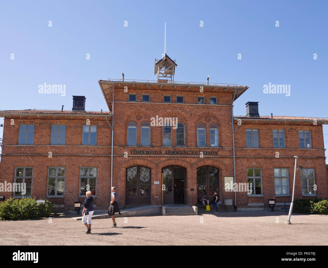 Töreboda stazione ferroviaria un edificio di mattoni rossi e i mezzi di trasporto pubblico il mozzo nel villaggio accanto al canale di Göta Foto Stock