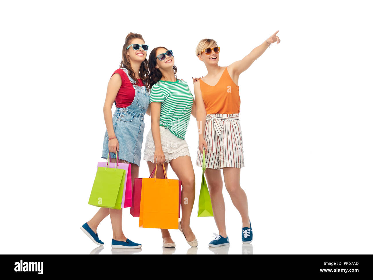 Happy amici di sesso femminile con borse per lo shopping Foto Stock