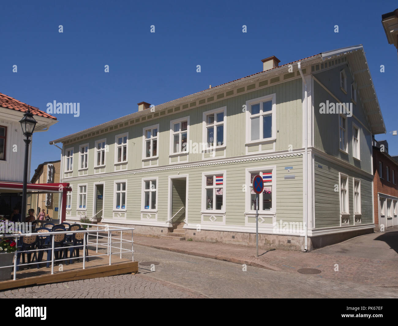Il centro della città di Skara in Västra Götaland County, Svezia con strade strette e in parte vecchie case in legno Foto Stock