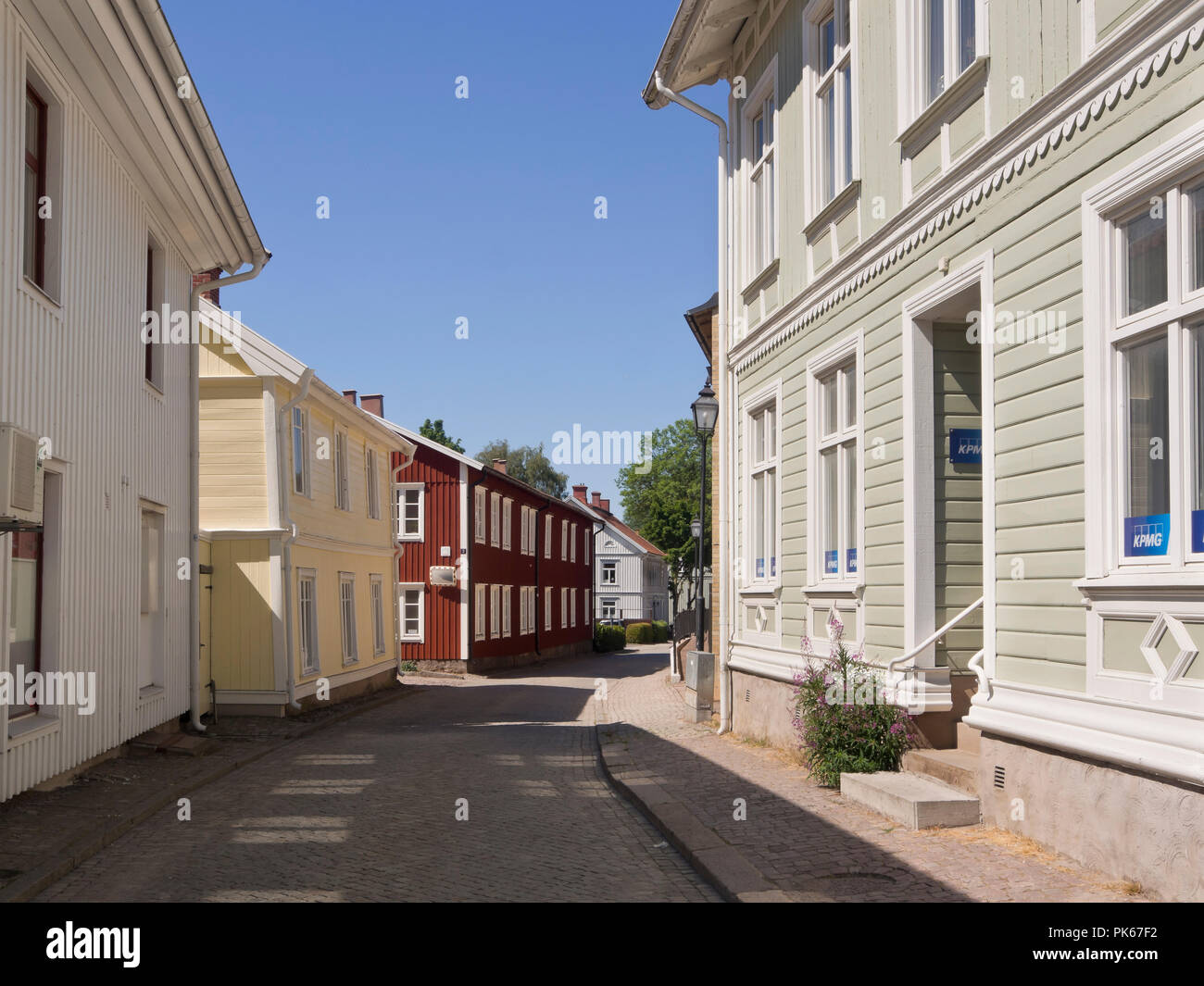 Il centro della città di Skara in Västra Götaland County, Svezia con strade strette e in parte vecchie case in legno Foto Stock
