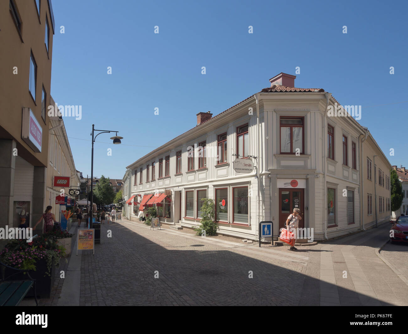 Il centro della città di Skara in Västra Götaland County, Svezia con strade strette e in parte vecchie case in legno Foto Stock