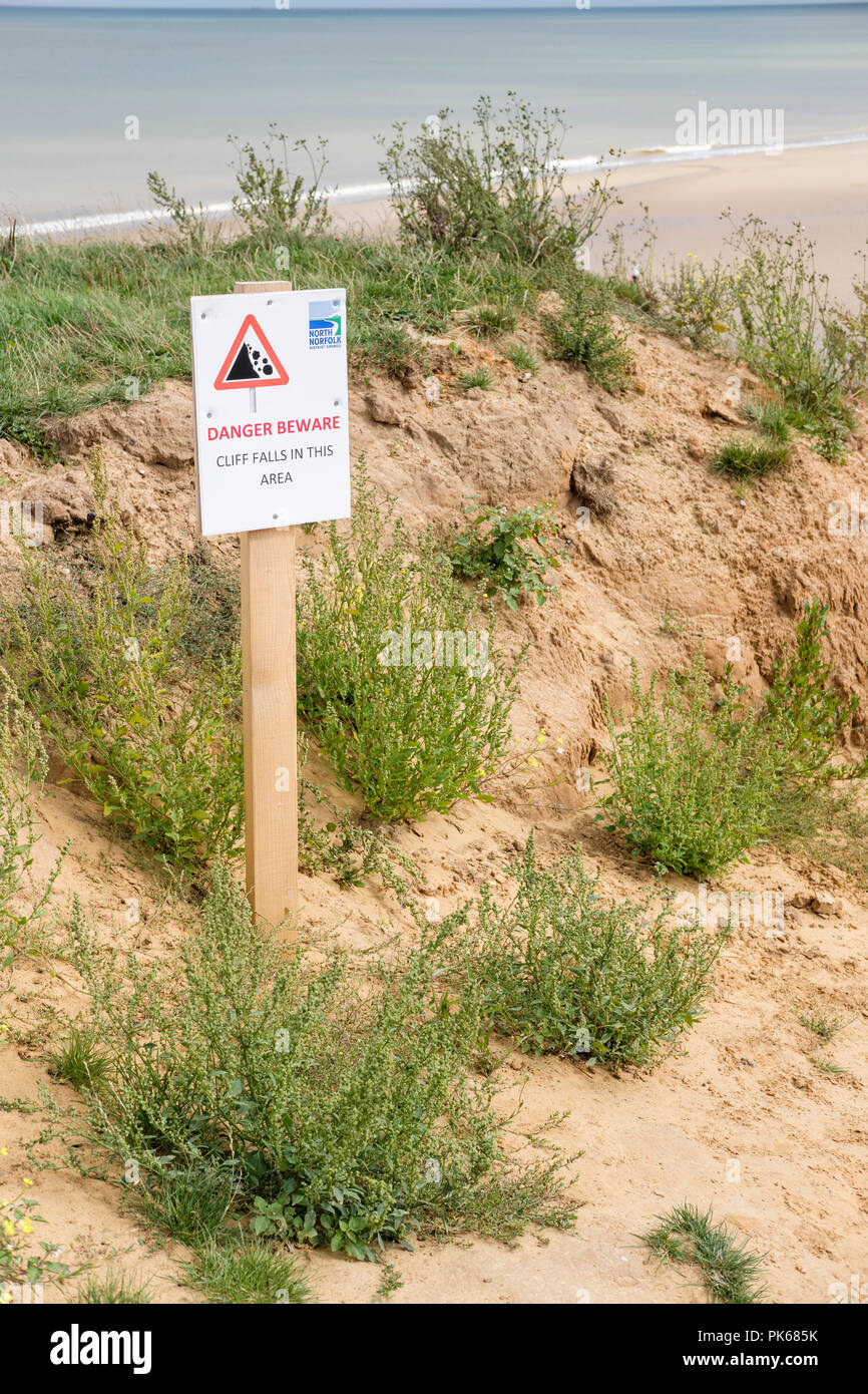 Cliff cade erosione segno di avvertimento Happisburgh , North Norfolk, Inghilterra, Regno Unito Foto Stock