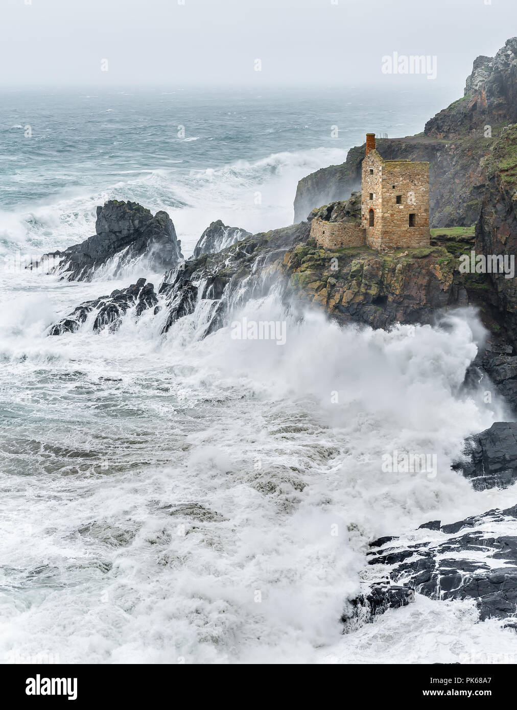 Atlantic si gonfiano, corona motore Case, Botallack, Cornwall Foto Stock