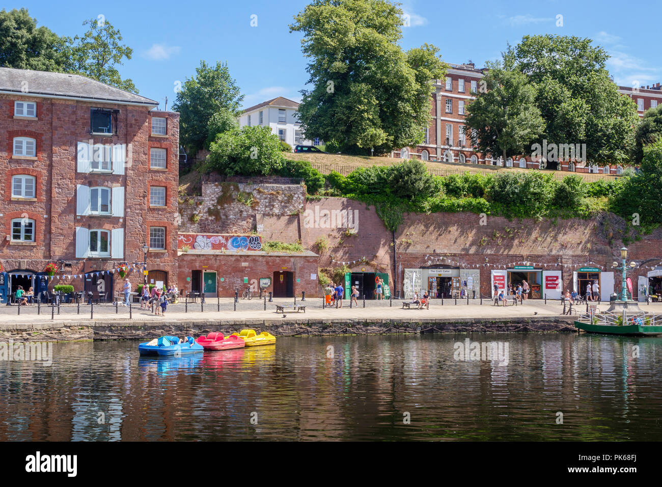 Vecchi magazzini ora i negozi di artigianato fiume Exe Exeter Quay Exeter Devon England Foto Stock