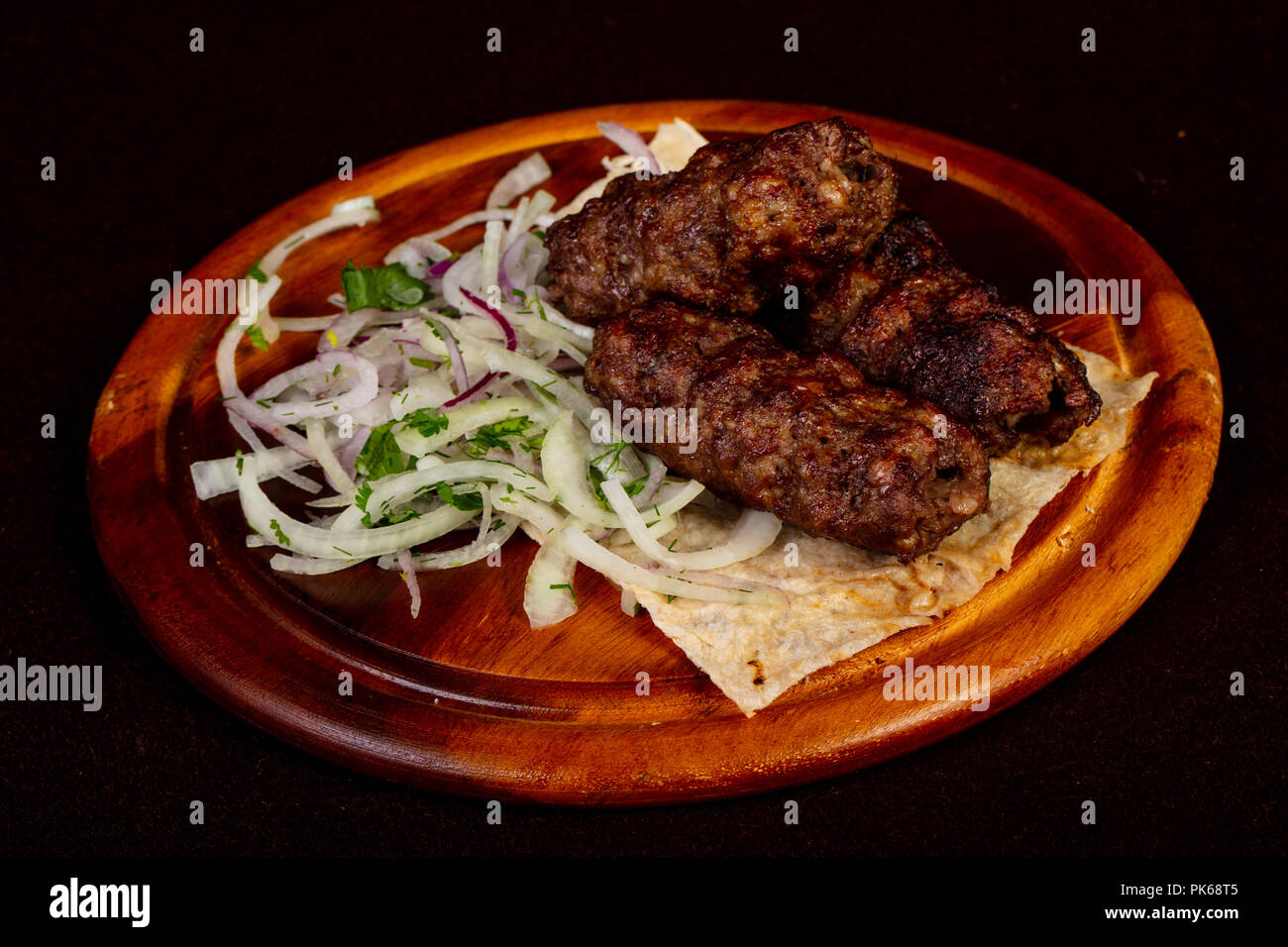 Grigliate di carne di manzo kofta kebab servito cipolla Foto Stock