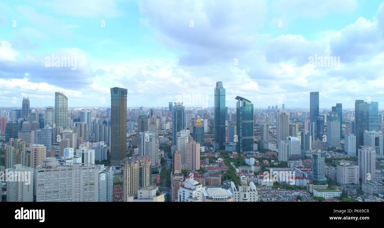 Immagine aerea mostra cityscape di megacity moderno con aree densamente popolate build environment. 08.19.2018. Shanghai, Cina. Foto Stock