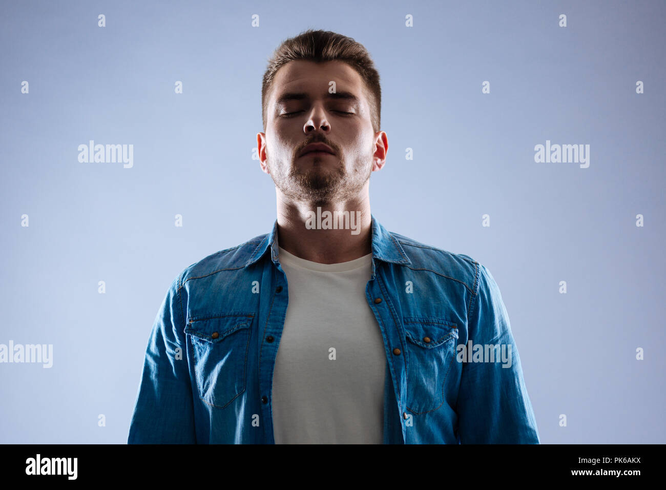 Tranquillo Nizza uomo cercando la pace interiore Foto Stock
