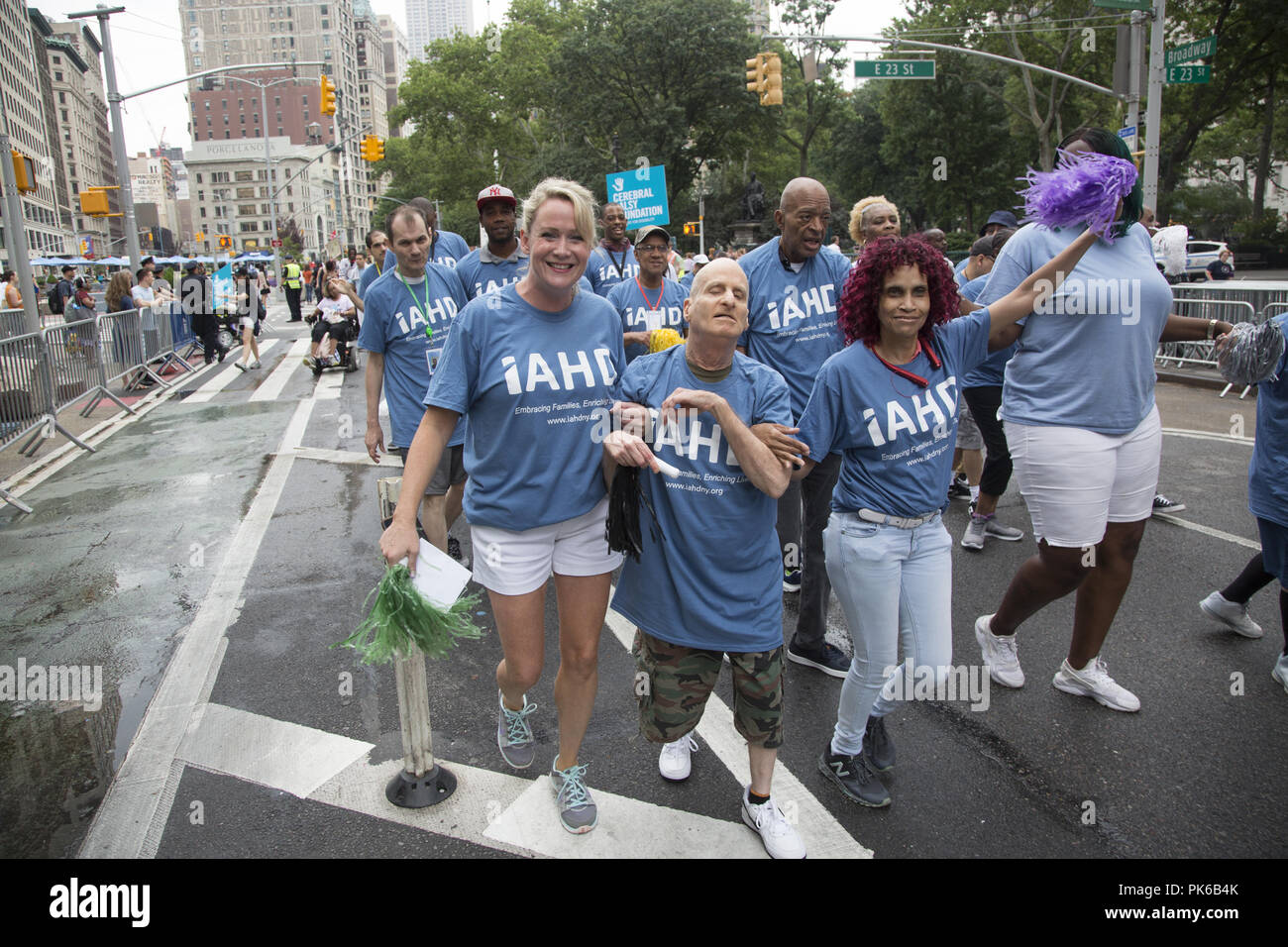 Disabilità annuale Pride Parade, 'diverse ma non meno' rotola giù Broadway di Union Square a New York City. Foto Stock