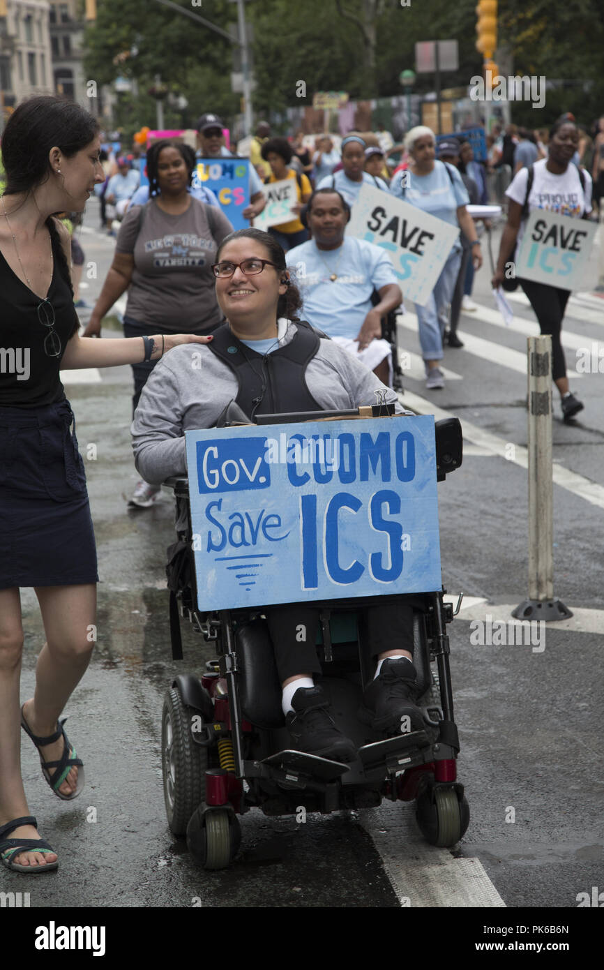 4 invalidità annuale Pride Parade in New York City. Indipendenza Care System supporta gli anziani e gli adulti con disabilità fisiche a vivere a casa e di partecipare alla vita della comunità. Foto Stock