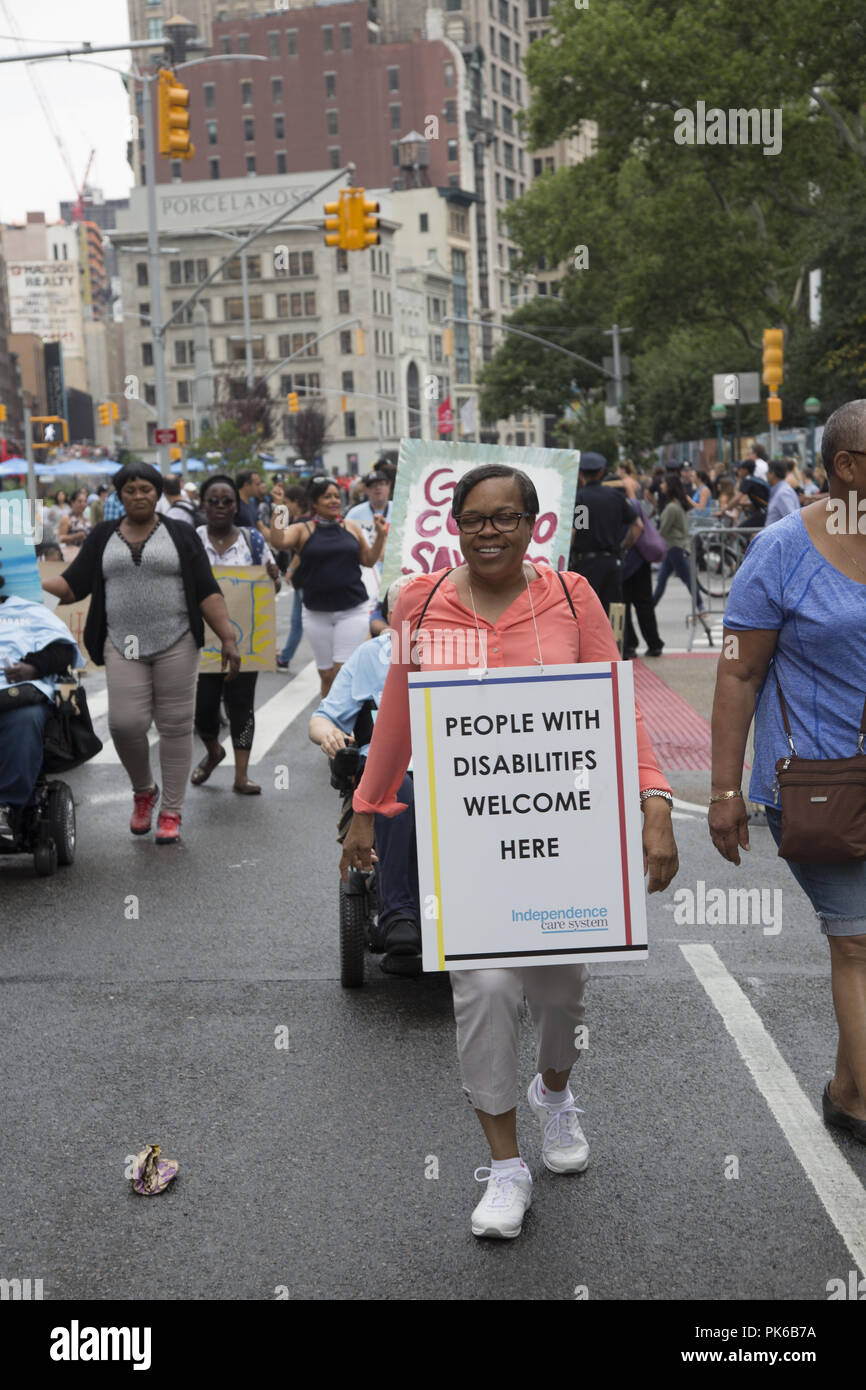 Disabilità annuale Pride Parade, 'diverse ma non meno' rotola giù Broadway di Union Square a New York City. Foto Stock