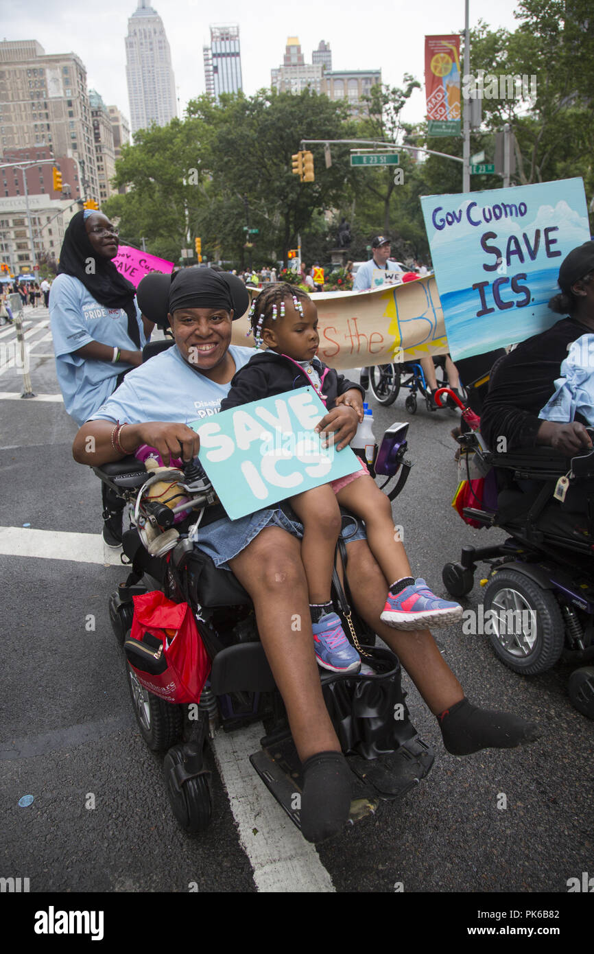 Disabilità annuale Pride Parade, 'diverse ma non meno' rotola giù Broadway di Union Square a New York City. Foto Stock