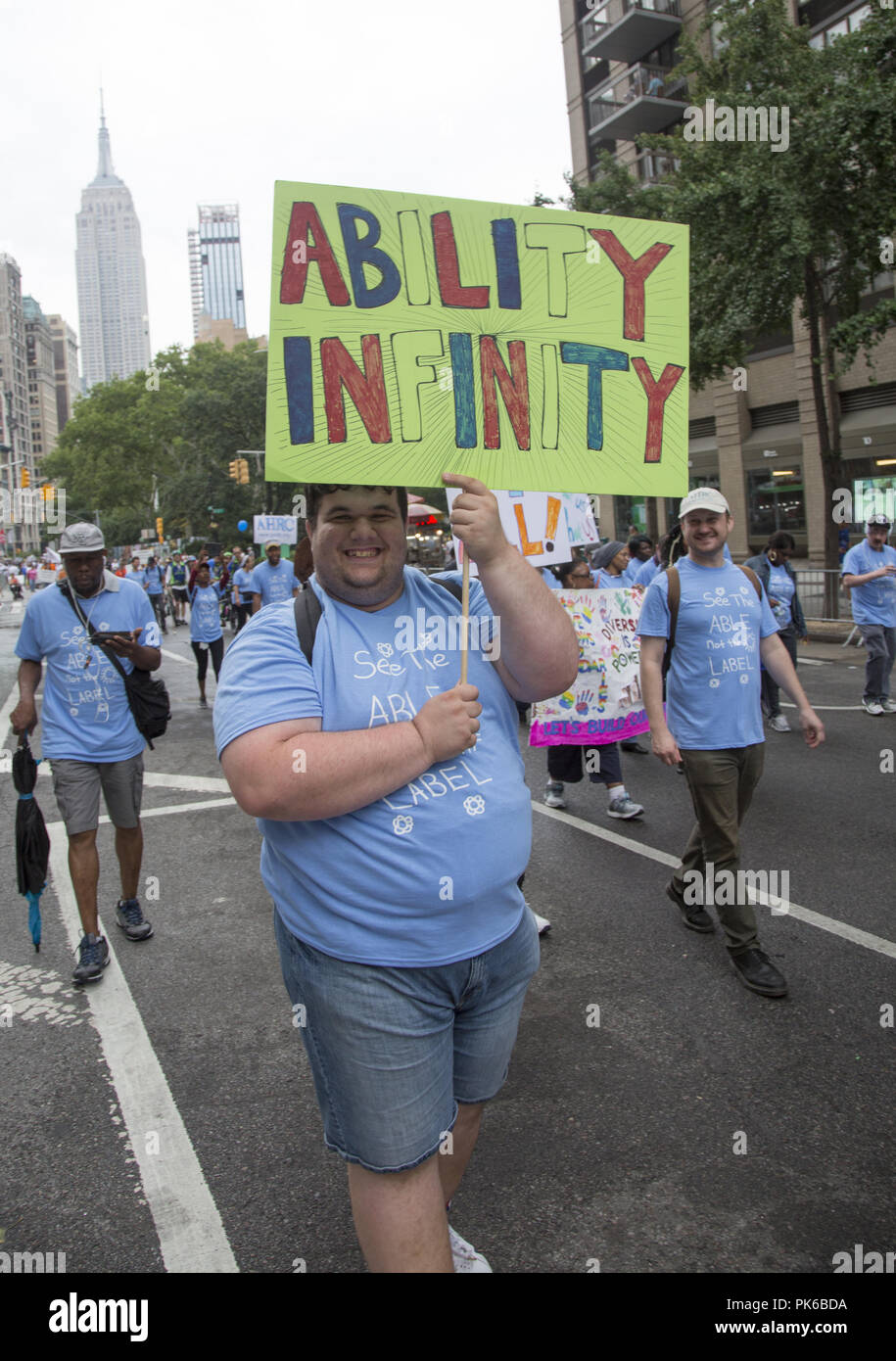 Disabilità annuale Pride Parade, 'diverse ma non meno' rotola giù Broadway di Union Square a New York City. Foto Stock