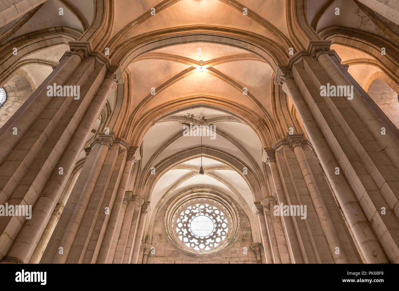 ALCOBACA, PORTOGALLO - soffitto del monastero di Alcobaca, una chiesa cattolica nel centro della città Foto Stock