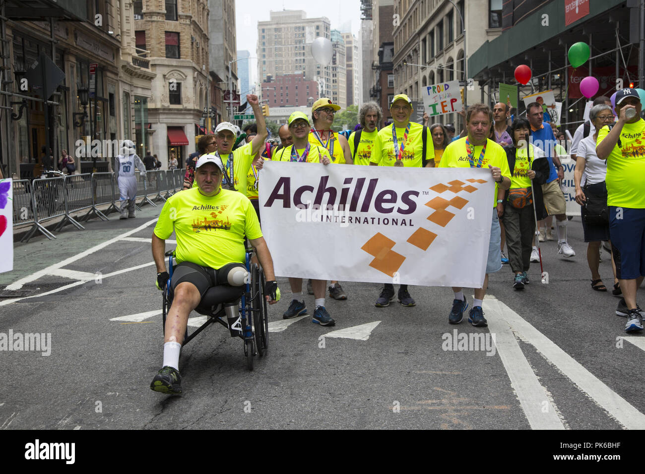 Disabilità annuale Pride Parade, 'diverse ma non meno' rotola giù Broadway di Union Square a New York City. Foto Stock