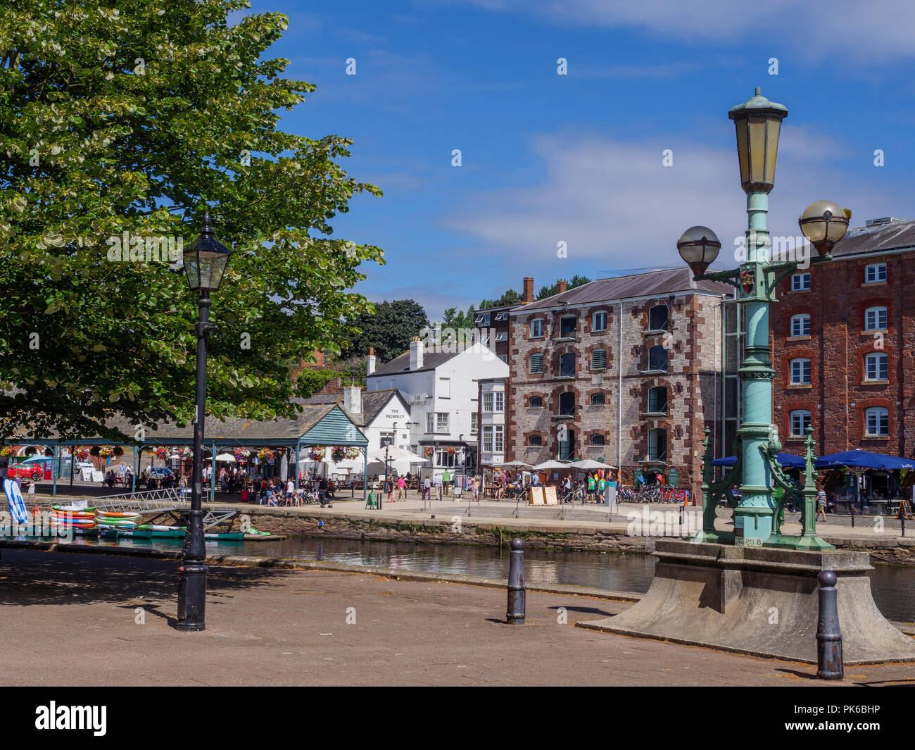 Vecchi magazzini ora i negozi di artigianato fiume Exe Exeter Quay Exeter Devon England Foto Stock