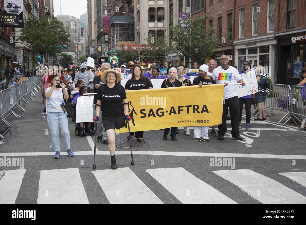 Elementi di raccordo da SAG-AFTRA con varie disabilità in marzo il quinto annuale disabilità Pride Parade su Broadway a New York City. Foto Stock