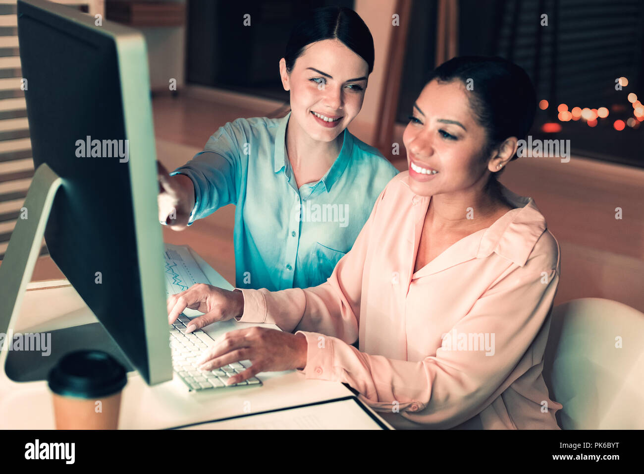 Smart lavoratori creazione di pubblicità per un prodotto nuovo Foto Stock