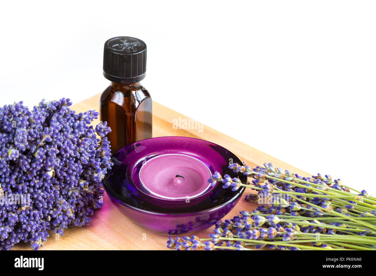 Candela di tè, olio e Lavanda fiori sulla tavola da vicino Foto Stock