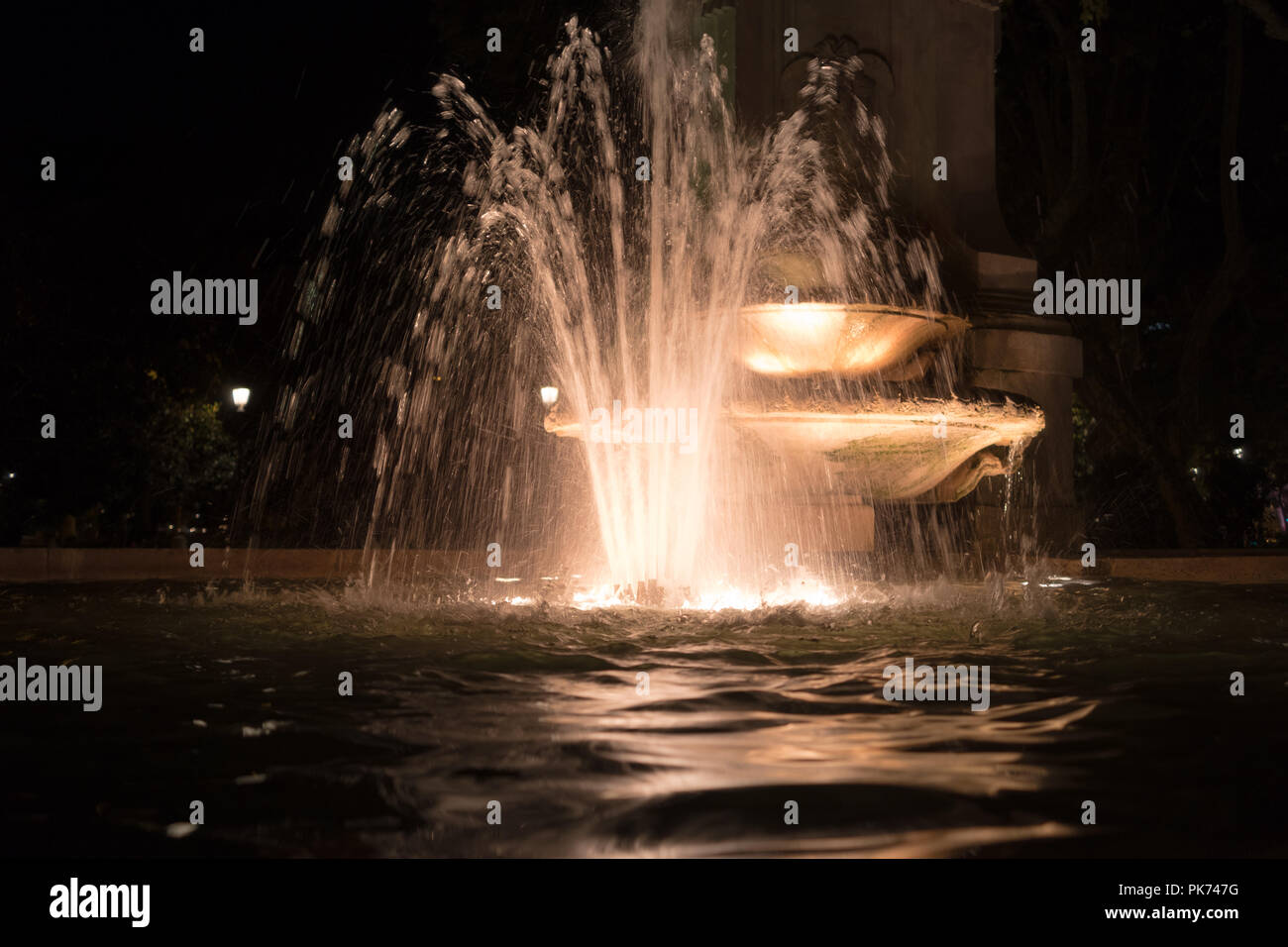 Acqua colorata fontana di notte city park Foto Stock