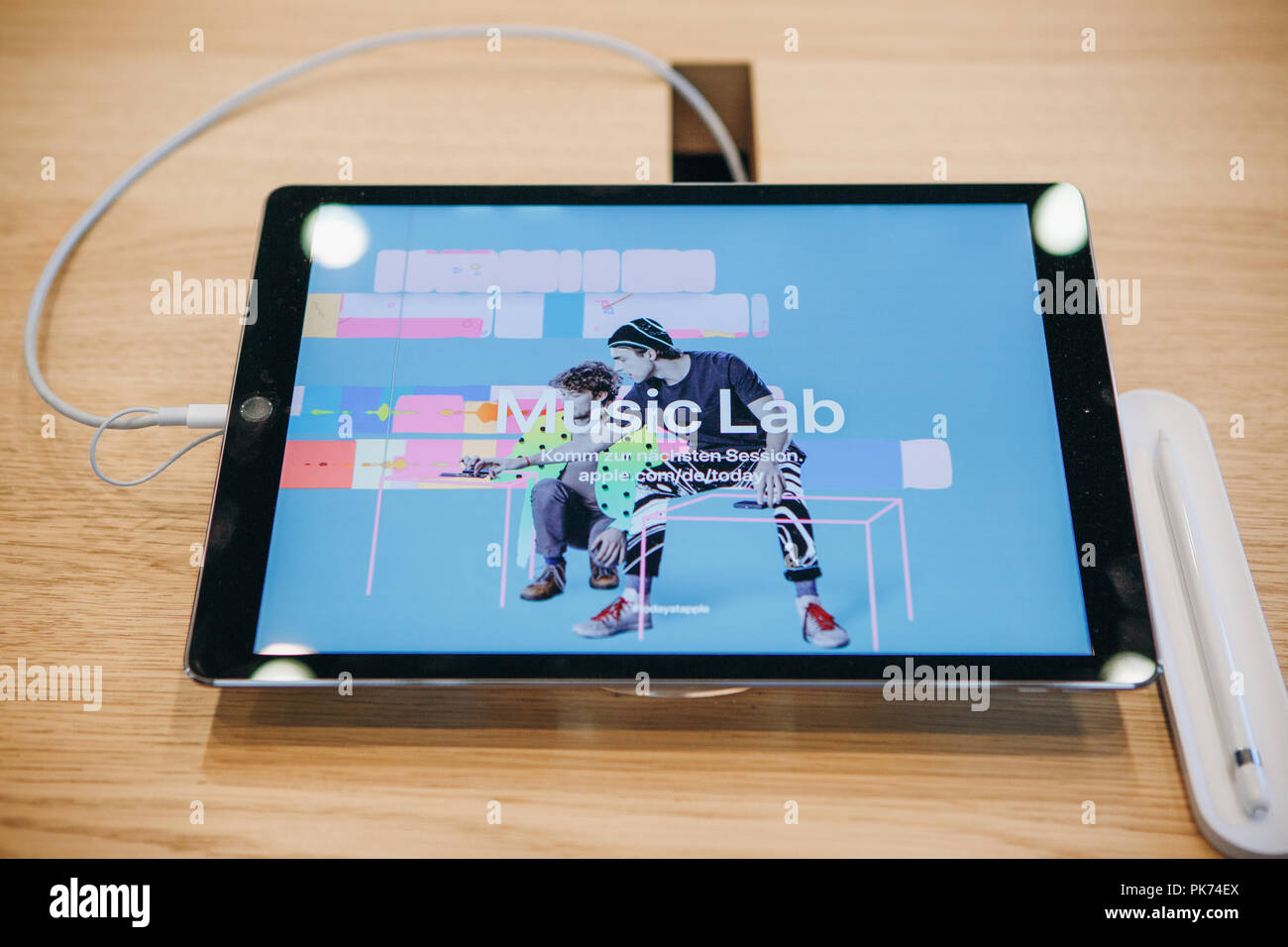 Berlino, 29 agosto 2018: la vendita del nuovo ipad nell'Official Store di Apple a Berlino. Foto Stock