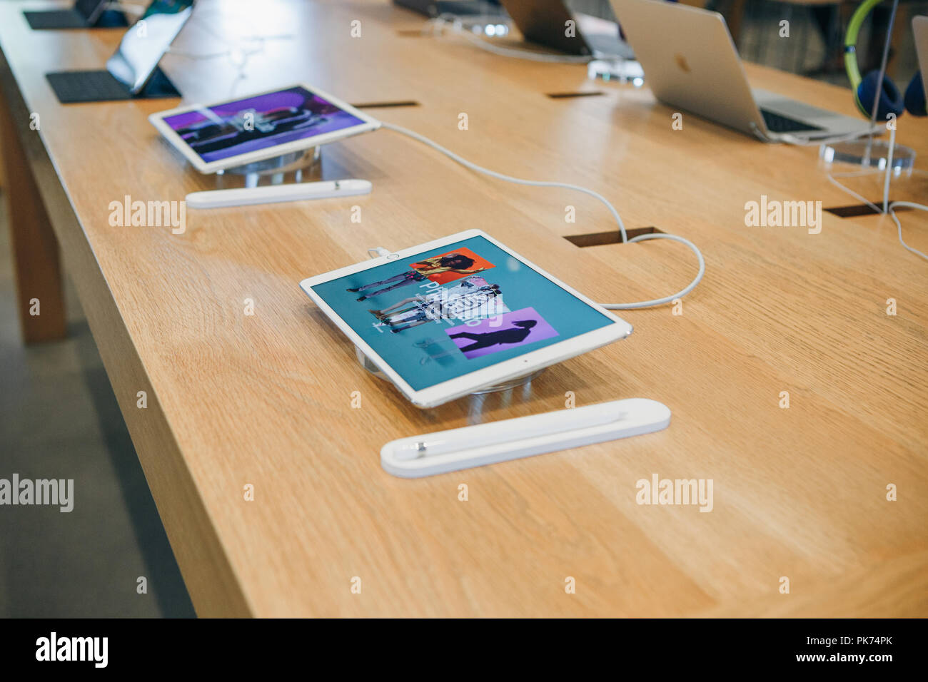 Berlino, 29 agosto 2018: la vendita del nuovo ipad nell'Official Store di Apple a Berlino. Foto Stock