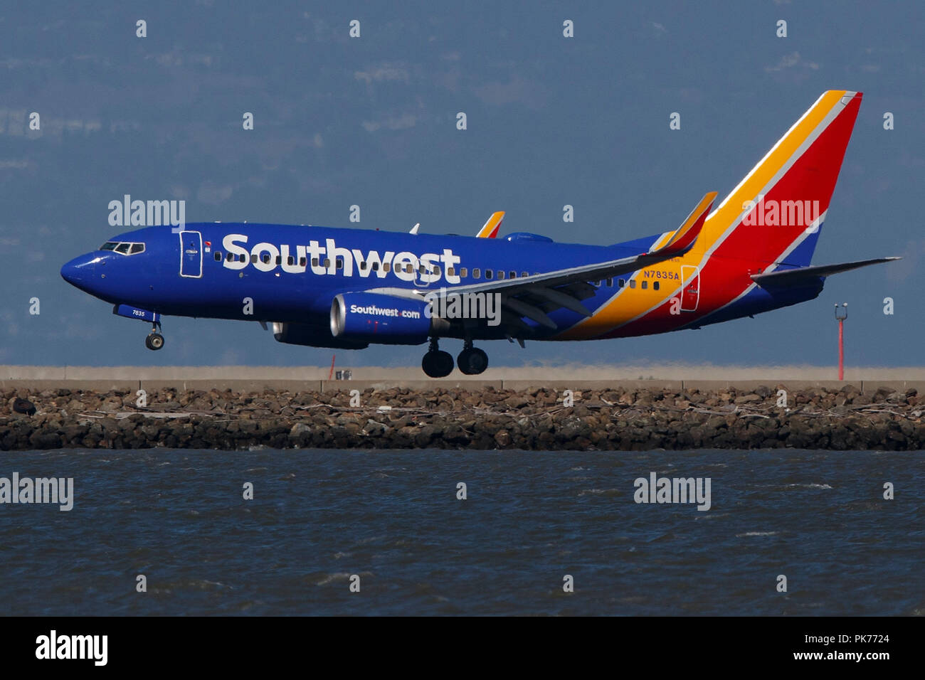 Boeing 737-752 (N7835A) azionati da Southwest Airlines in atterraggio all'Aeroporto Internazionale di San Francisco (KSFO), San Francisco, California, Stati Uniti d'America Foto Stock