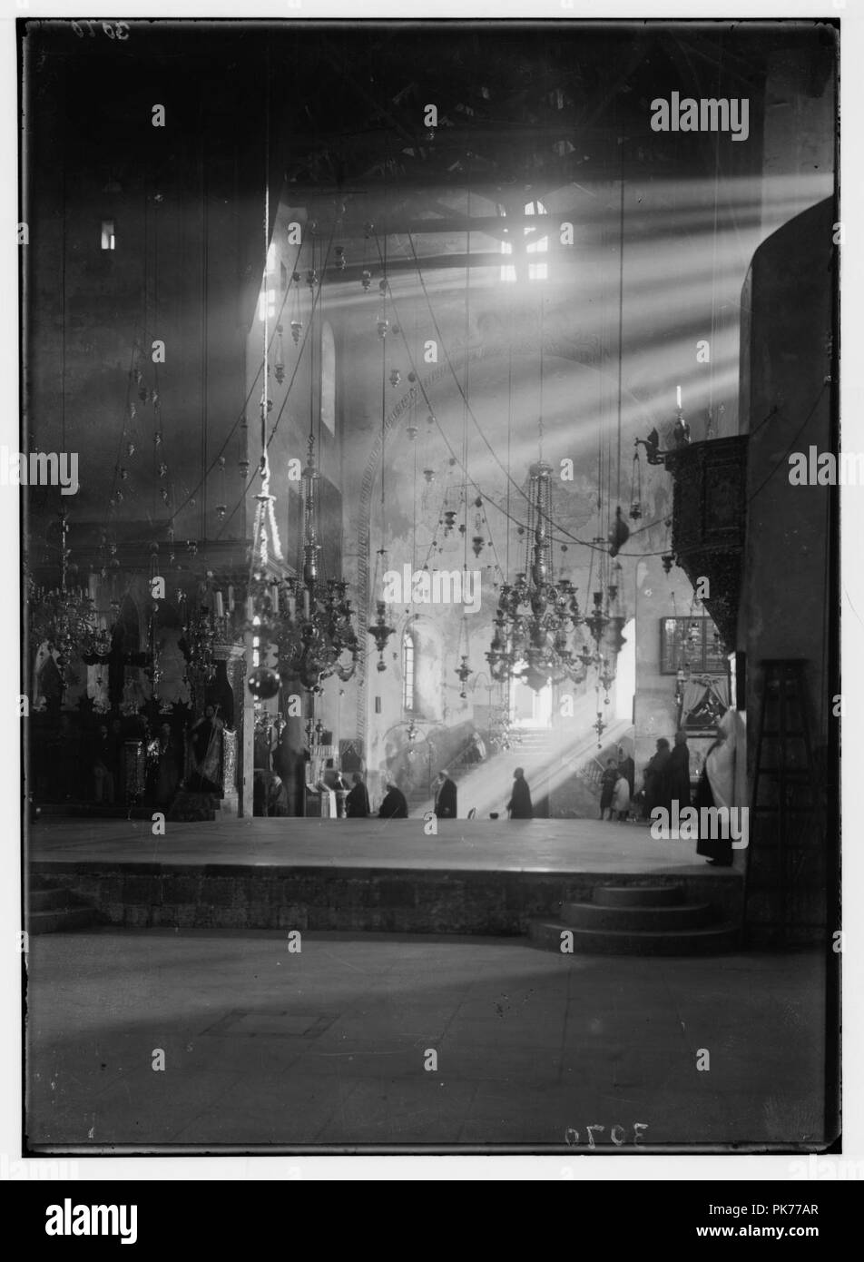 Betlemme e dintorni. Betlemme, la Basilica (Chiesa della Natività). Le absidi illuminato con alberi di luce solare Foto Stock