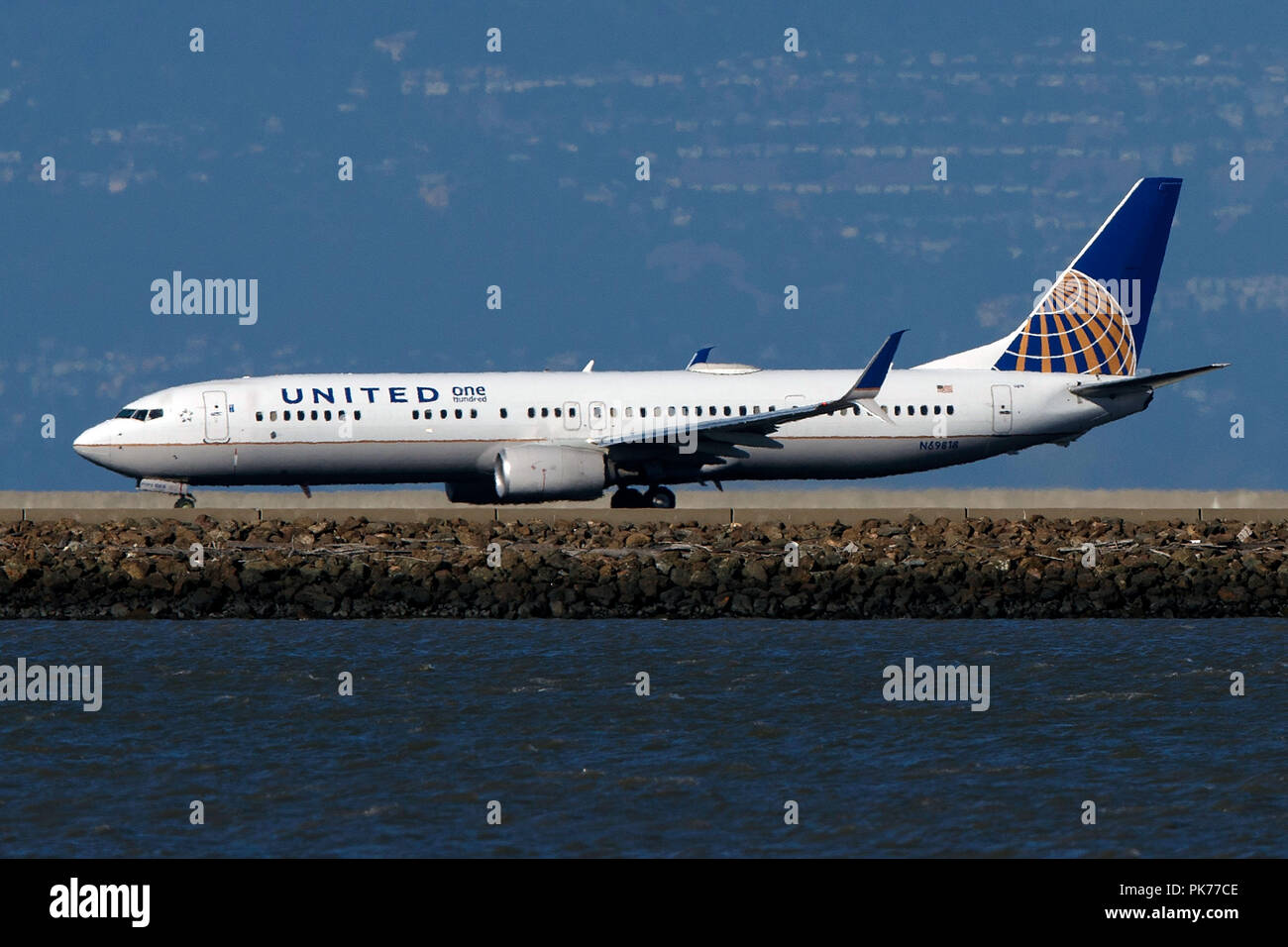 Boeing 737-924(ER) (N69818) gestito da United Airlines in atterraggio all'Aeroporto Internazionale di San Francisco (KSFO), San Francisco, California, Stati Uniti d'America Foto Stock
