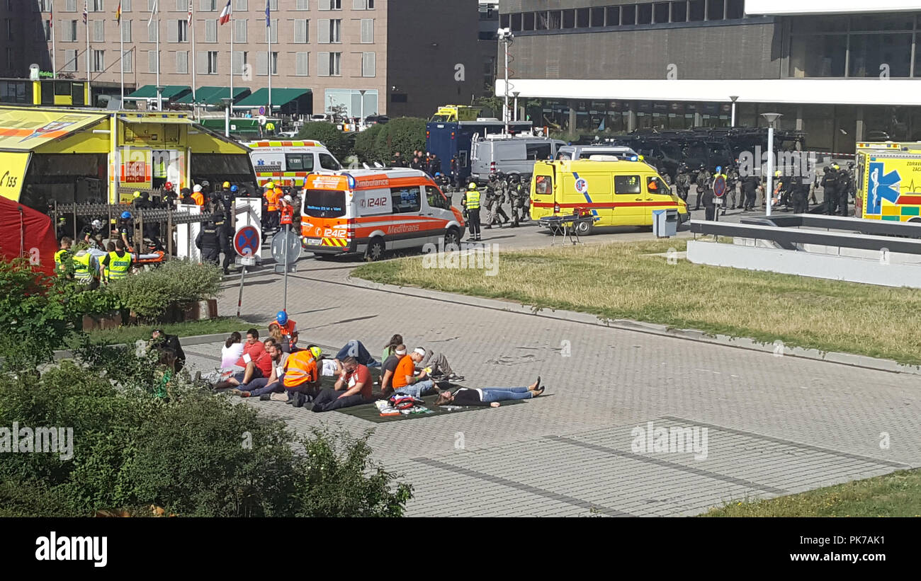Praga, Repubblica Ceca. Undicesimo Sep, 2018. La polizia unità di reazione rapida, vigili del fuoco e soccorritori partecipare al più grande mai anti-terrorismo di esercitare nella Repubblica ceca che è andato in scena nel Centro Congressi di Praga, 11 settembre 2018. Credito: Anna Charvatova/CTK foto/Alamy Live News Foto Stock