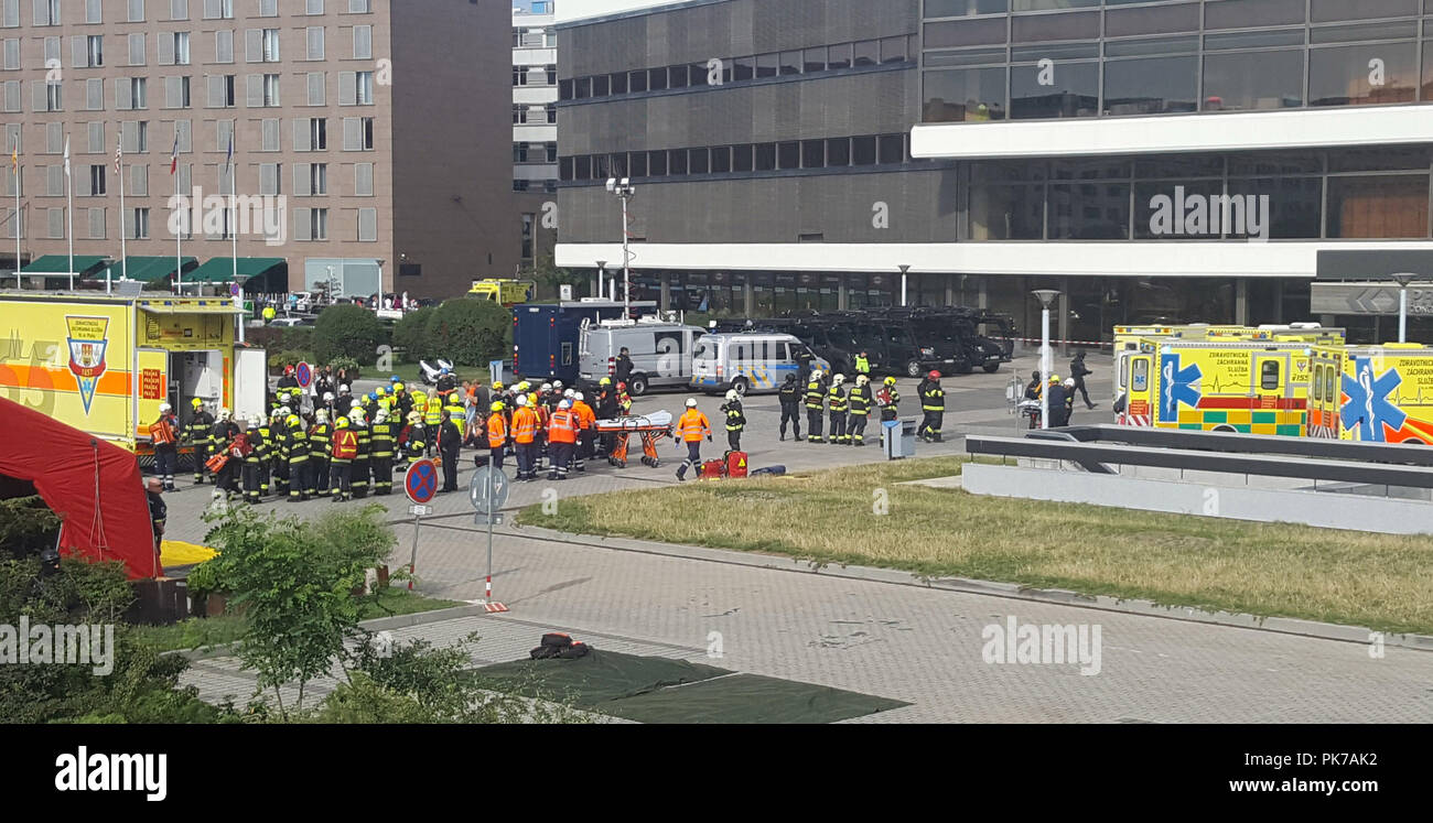 Praga, Repubblica Ceca. Undicesimo Sep, 2018. La polizia unità di reazione rapida, vigili del fuoco e soccorritori partecipare al più grande mai anti-terrorismo di esercitare nella Repubblica ceca che è andato in scena nel Centro Congressi di Praga, 11 settembre 2018. Credito: Anna Charvatova/CTK foto/Alamy Live News Foto Stock