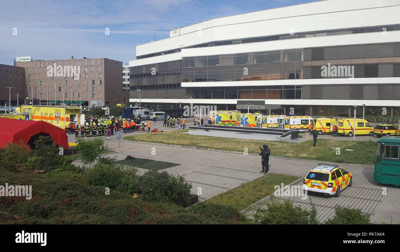 Praga, Repubblica Ceca. Undicesimo Sep, 2018. La polizia unità di reazione rapida, vigili del fuoco e soccorritori partecipare al più grande mai anti-terrorismo di esercitare nella Repubblica ceca che è andato in scena nel Centro Congressi di Praga, 11 settembre 2018. Credito: Anna Charvatova/CTK foto/Alamy Live News Foto Stock