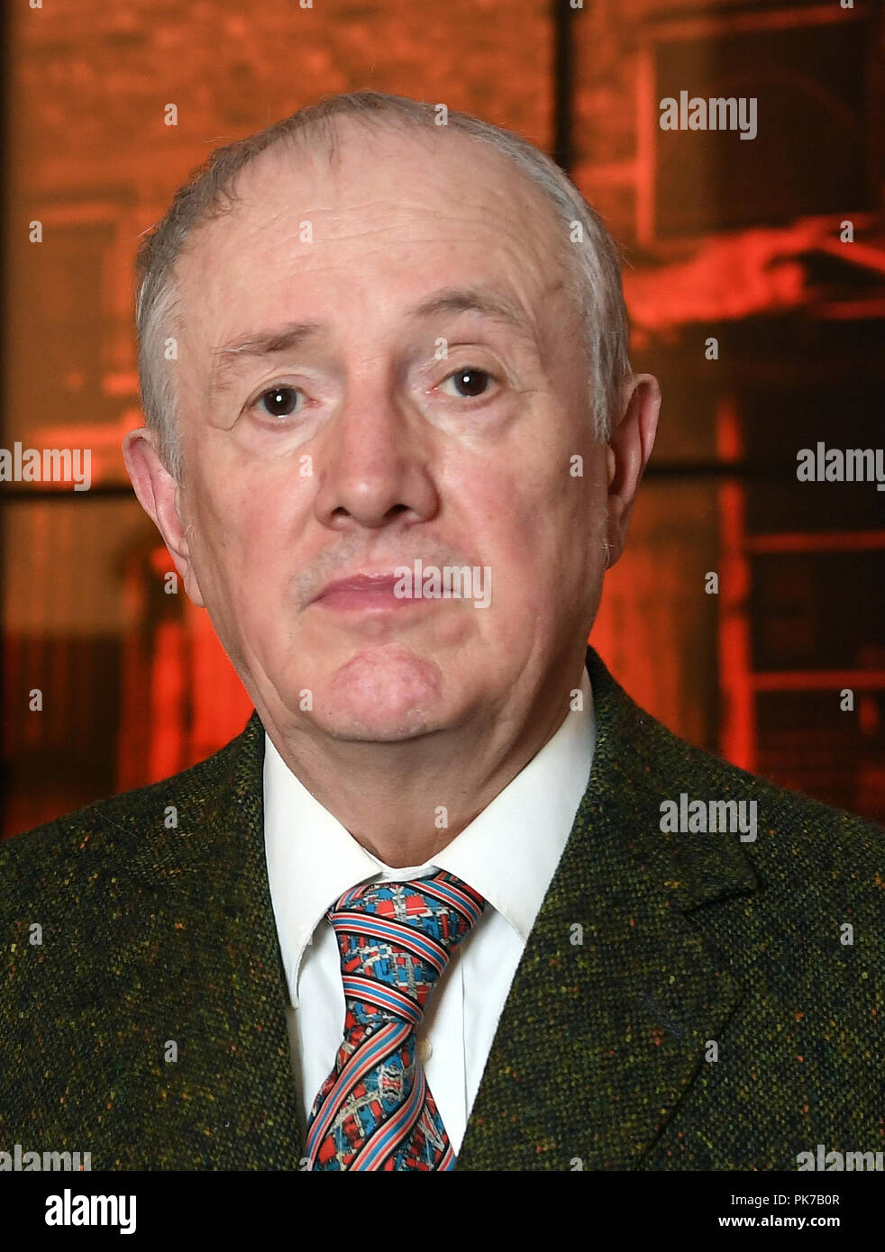 Archiviato - 17 maggio 2017, Berlin: 17.05.2017, Berlino: l'artista britannico Gilbert Prousch dal duo di artisti Gilbert & George sorge in San-Matthäus Chiesa. Per oltre mezzo secolo, i due eccentrici Gilbert & George hanno vissuto e lavorato come un pluripremiato gesamtkunstwerk. Su 17.09.2018 Gilbert Prousch sarà 75th. Foto: Britta Pedersen/dpa-Zentralbild/dpa Foto Stock