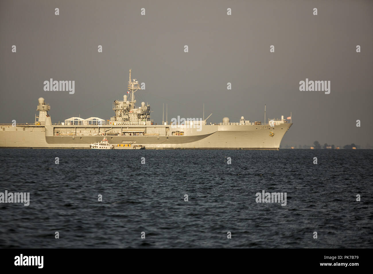 Settembre 10, 2018 - Salonicco, Grecia - La USS Mount Whitney è visibile al di fuori del porto della città. USS Mount Whitney LCC-20 visiti il nord della città greca di Salonicco durante Salonicco Fiera internazionale del 2018, dove USA partecipa come il paese onorato quest'anno. (Credito Immagine: © Giannis Papanikos/ZUMA filo) Foto Stock