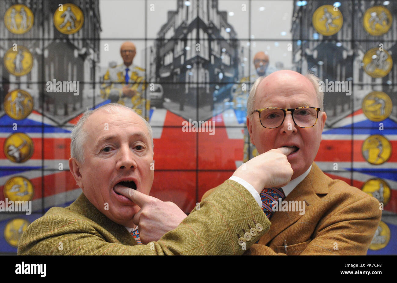 Archiviato - 24 febbraio 2011, Amburgo: Gli artisti Gilbert Prousch (l) e George Passmore pongono in Deichtorhallen durante un press tour attraverso la loro esposizione 'Jack Freak Pictures' nella parte anteriore del loro lavoro di arte "strada parte" per i fotografi. Per oltre mezzo secolo, i due eccentrici Gilbert & George hanno vissuto e lavorato come un pluripremiato gesamtkunstwerk. Su 17.09.2018 Gilbert Prousch sarà 75th. Foto: Marcus Brandt/dpa Foto Stock